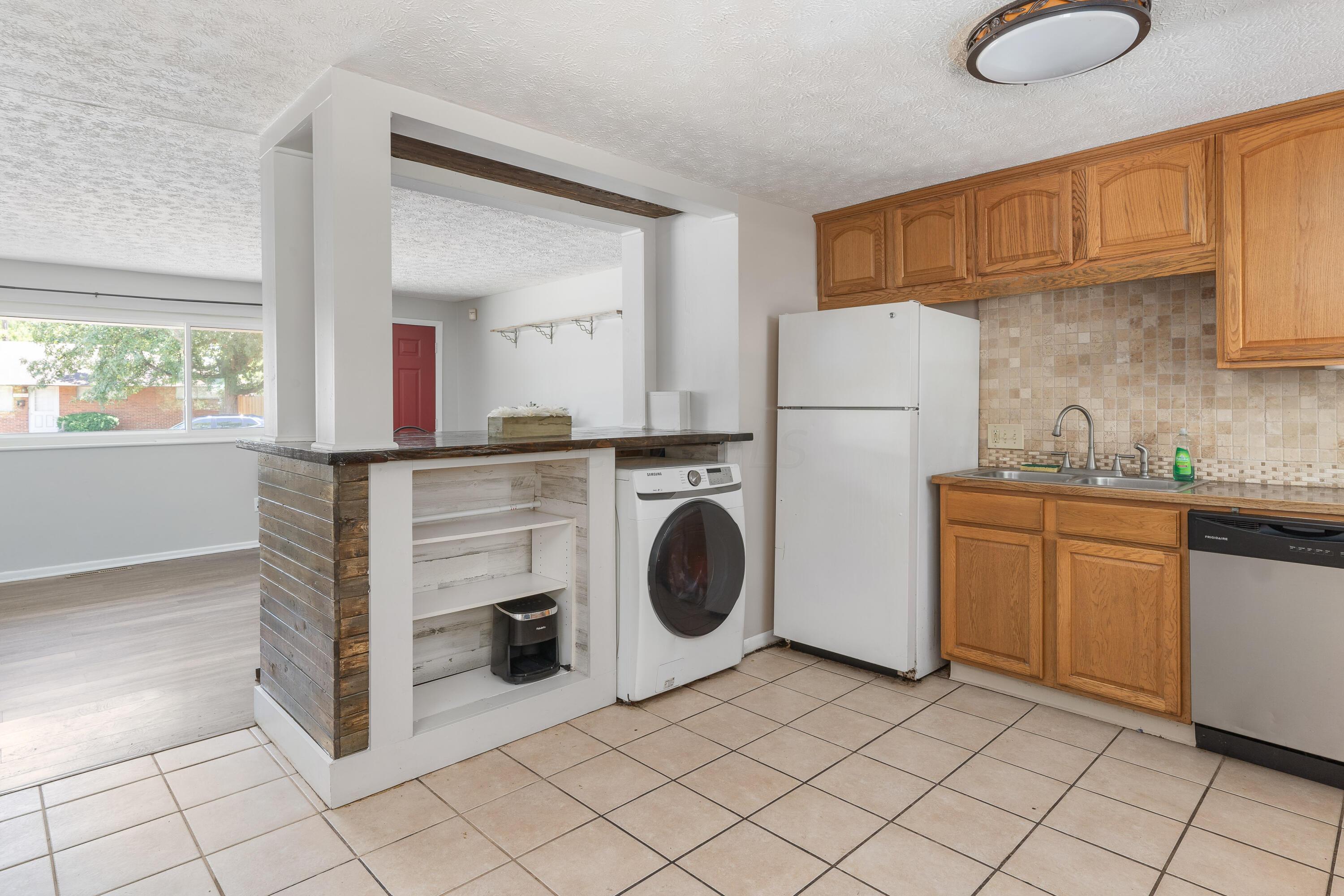 1447 Rosehill Road Reynoldsburg, OH 43068 - Photo 10 of 29 Washer and dryer stay