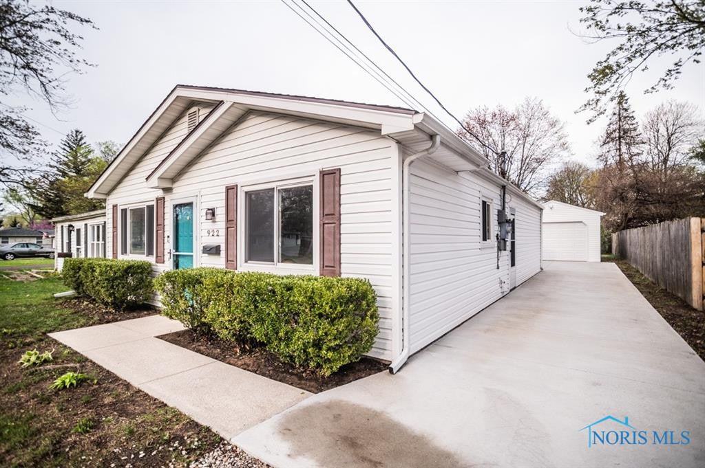 922 Rochelle Road Toledo, OH 43615 - Photo 3 of 17 Gallery Image 3