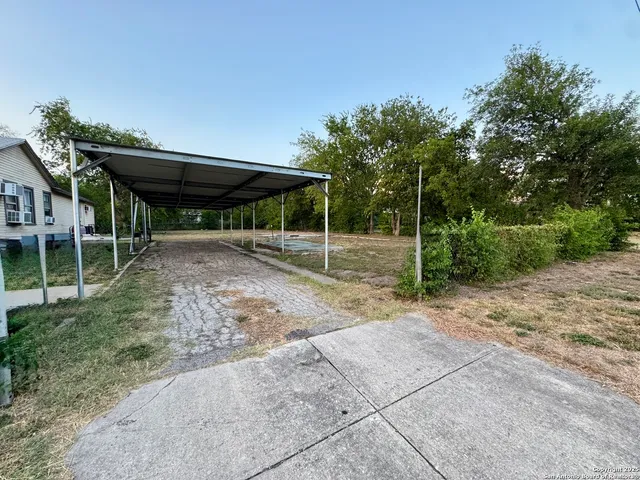 a view of a backyard