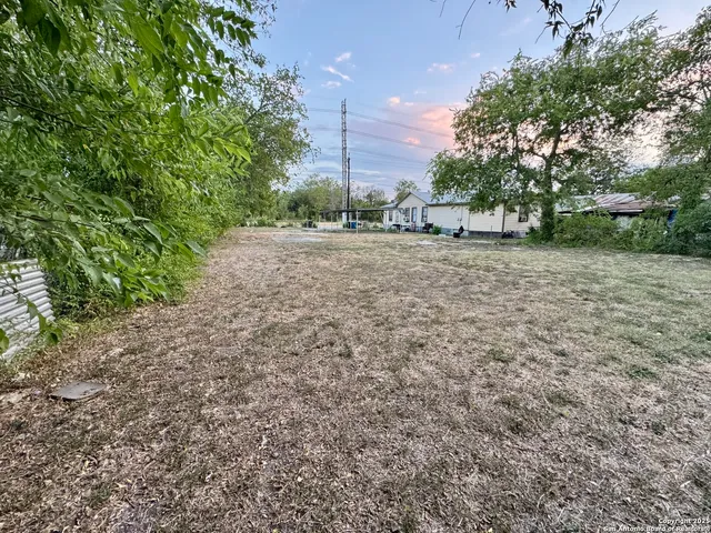 a view of a backyard