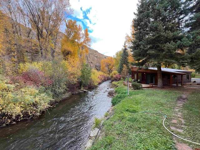 a view of a back yard