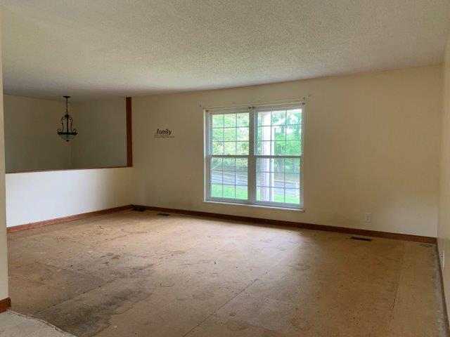 8041 Shannon Hills Road Corryton, TN 37721 - Photo 3 of 34 Living room