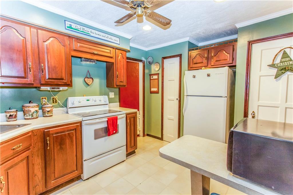 823 Agnew Road Baldwin, PA 15227 - Photo 11 of 21 It's a Charming Kitchen from which to cook!