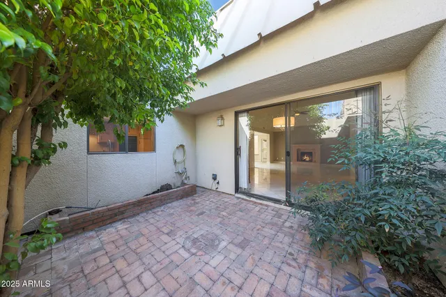 a view of backyard with garden