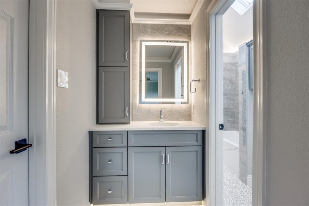 3244 Joe Davis Road Whitewright, TX 75491 - Photo 22 of 28 Bathroom featuring crown molding, vanity, and a bathtub