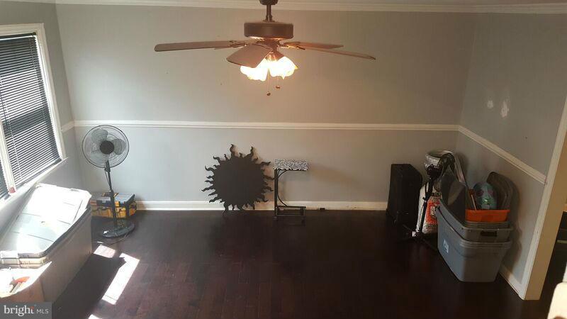 1622 Pentwood Road Baltimore, MD 21239 - Photo 3 of 10 Living Room