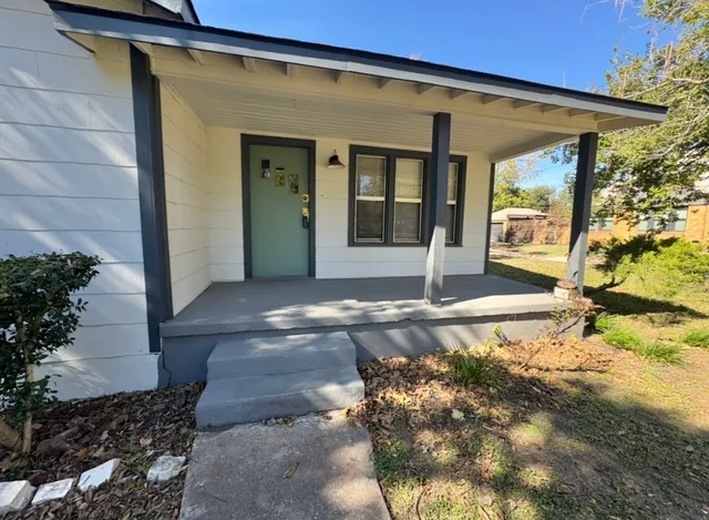 $1,600 | 110 East 8th Street, Elgin, TX 78621