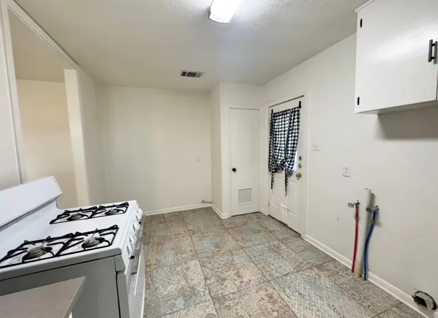 $1,600 | 110 East 8th Street, Elgin, TX 78621