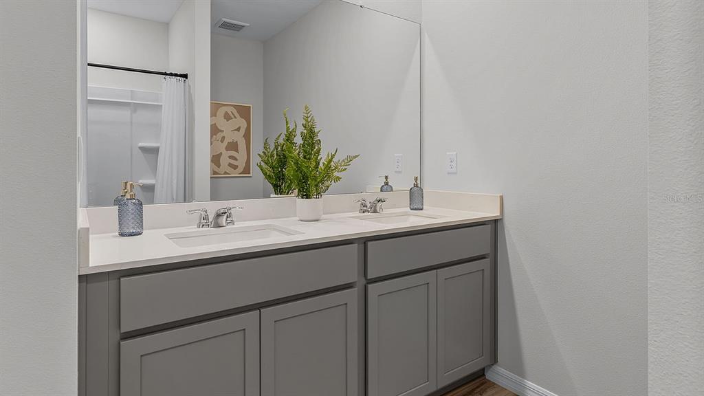 3316 White Indigo Road Winter Haven, FL 33884 - Photo 20 of 27 a bathroom with a sink and a mirror