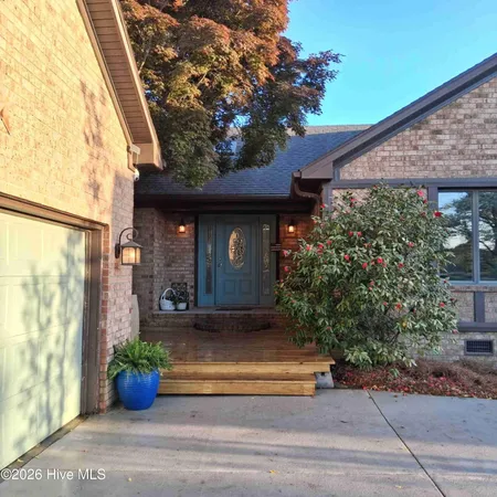 $395,500 | 824 Pelican Drive, New Bern, NC 28560