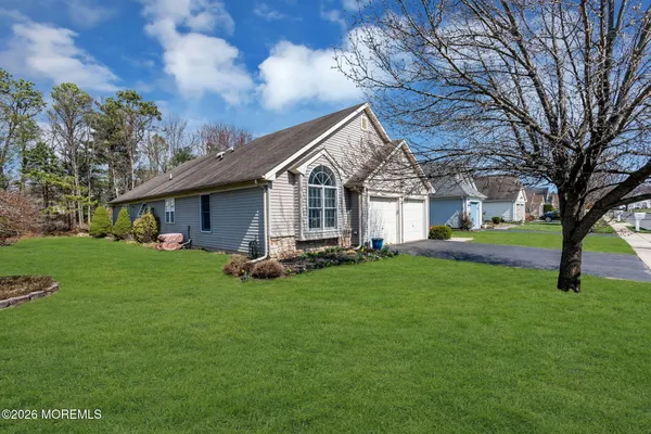 a view of a house with backyard and garden