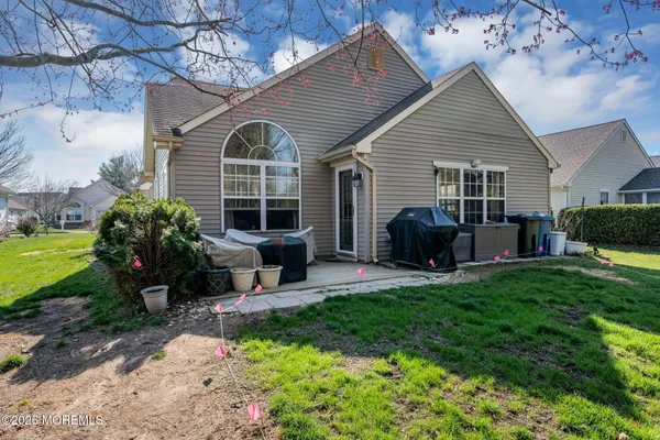 a view of a house with backyard and garden