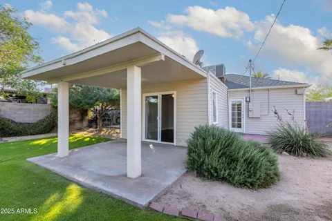 a view of a house with backyard and a garden