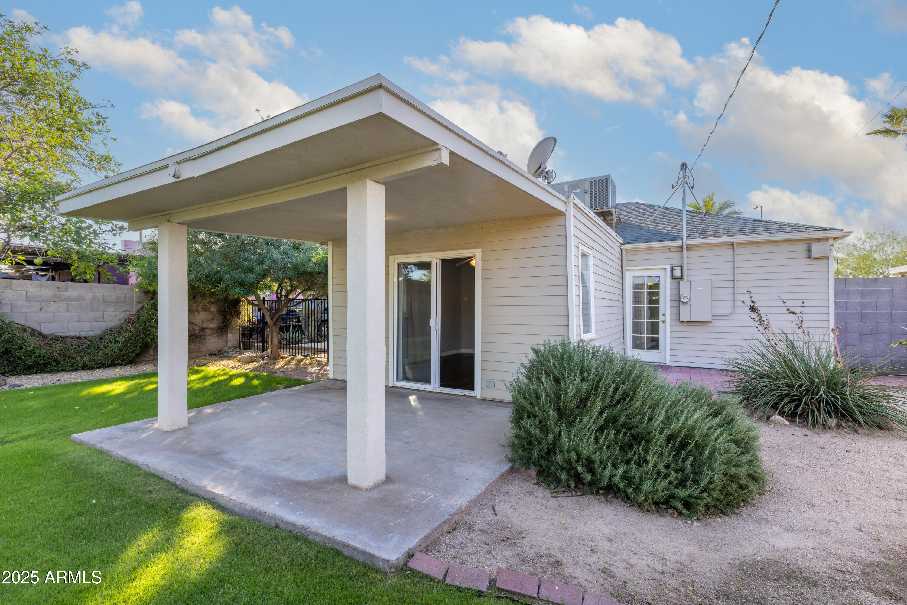 1621 North 16th Avenue Phoenix, AZ 85007 - Photo 26 of 32 a view of a house with backyard and a garden