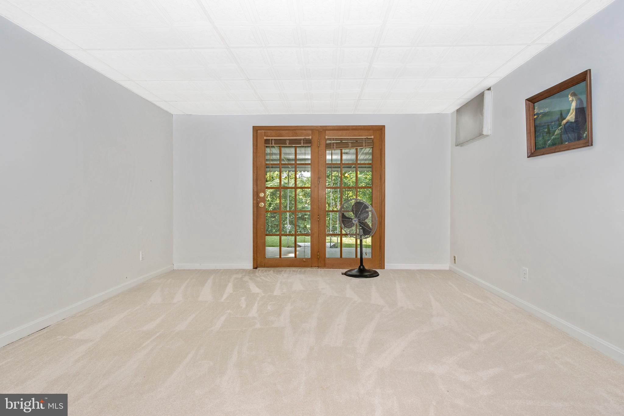 2422 Brunswick Road Baltimore, MD 21227 - Photo 7 of 28 Living room