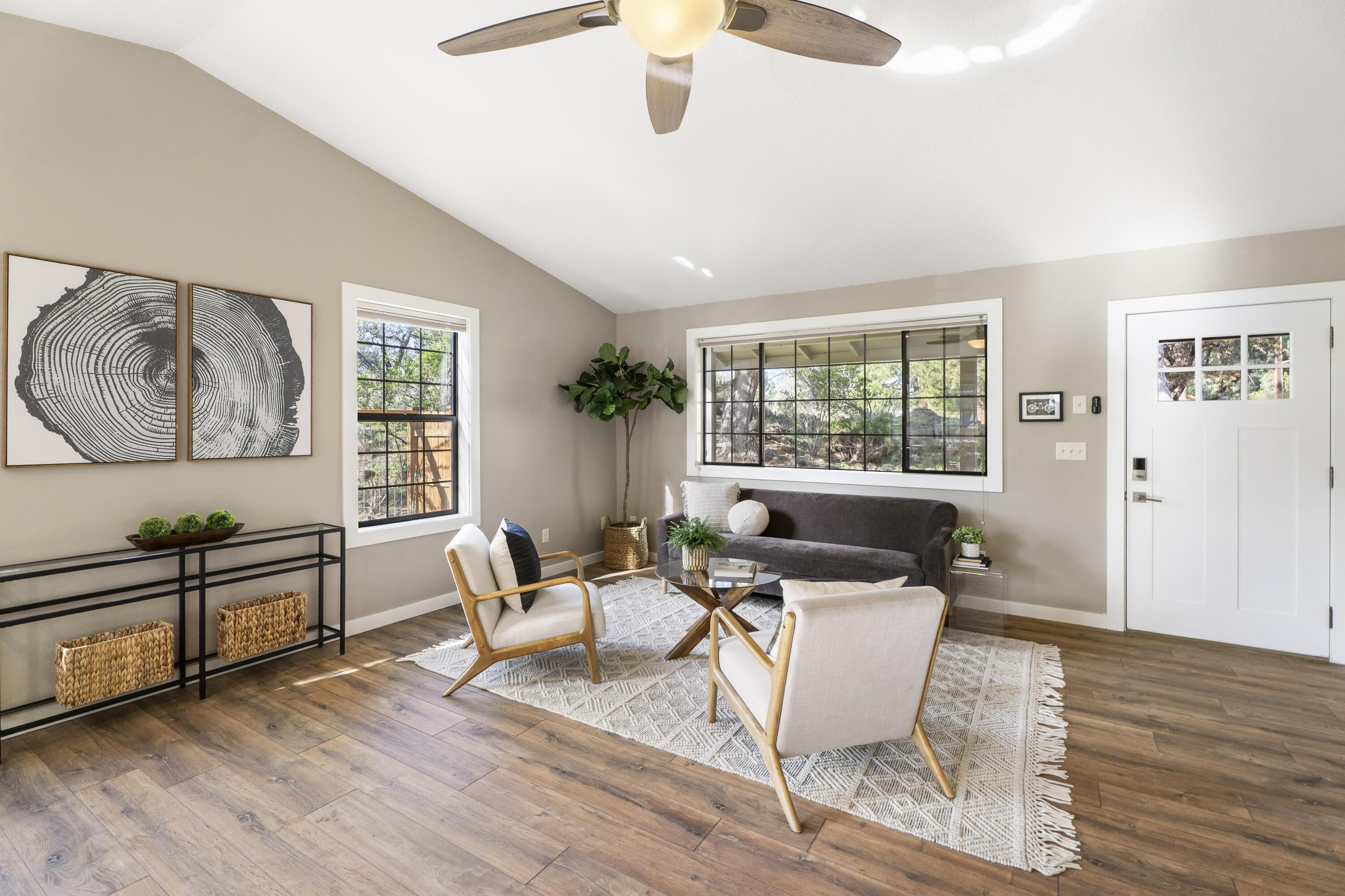 1602 Northeast 5th Street Bend, OR 97701 - Photo 5 of 39 Living Room