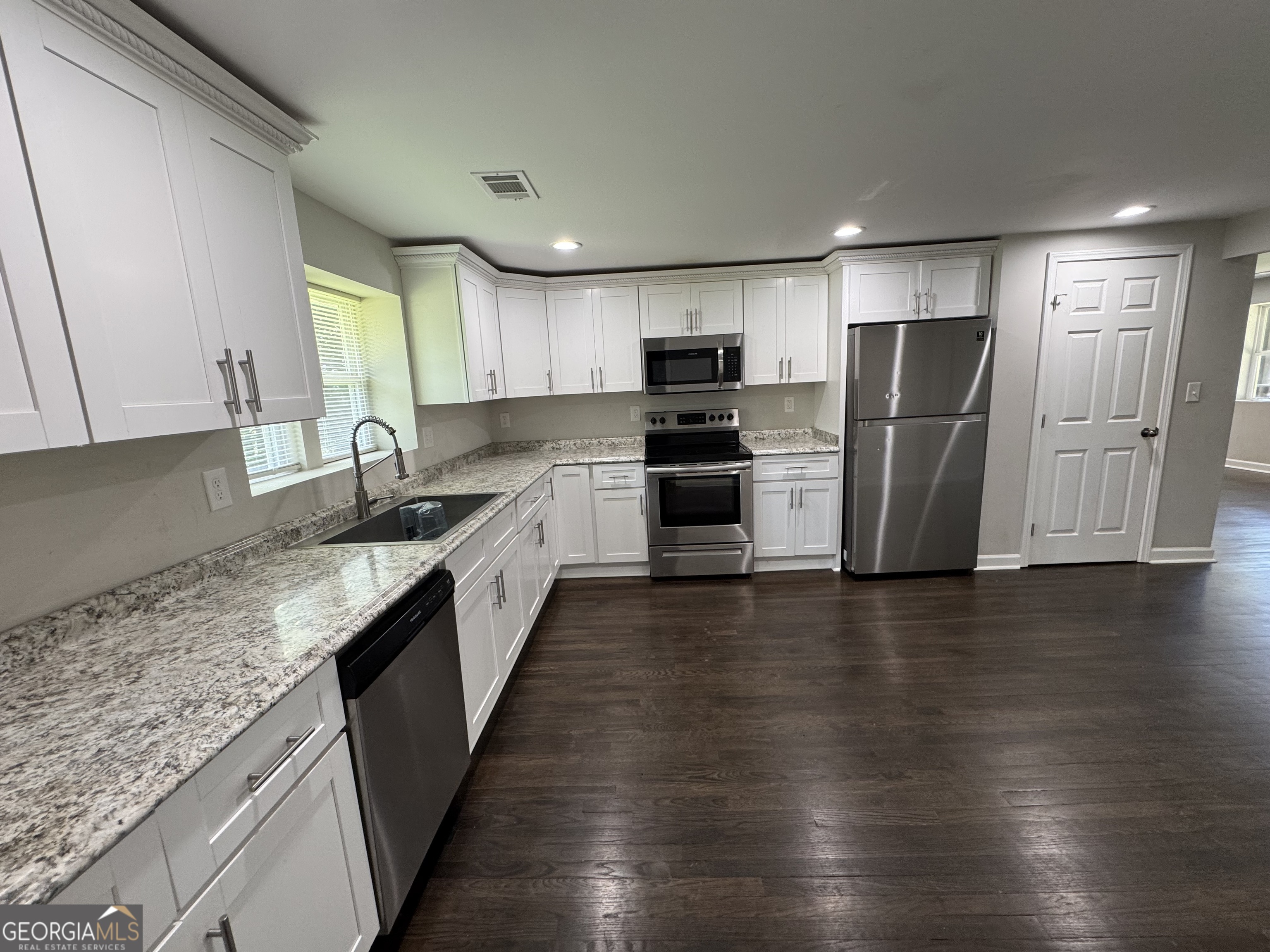 244 Railroad Avenue Lula, GA 30554 - Photo 5 of 19