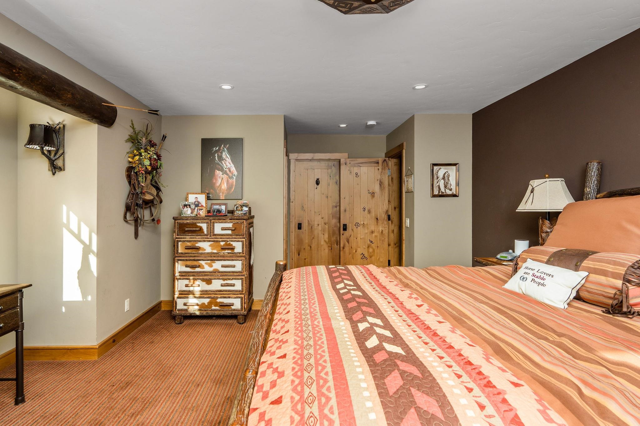 716 Aspen Springs Ranch Road, Unit 59012 Mammoth Lakes, CA 93546 - Photo 33 of 50 a spacious bedroom with a bed and a dresser