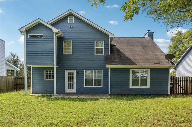 a view of a house with a yard