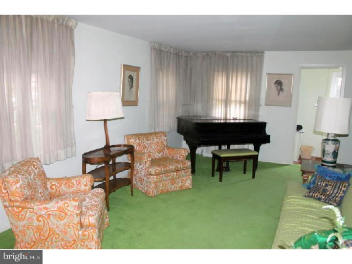 325 Sutherland Road Ewing, NJ 08618 - Photo 6 of 15 Living Room