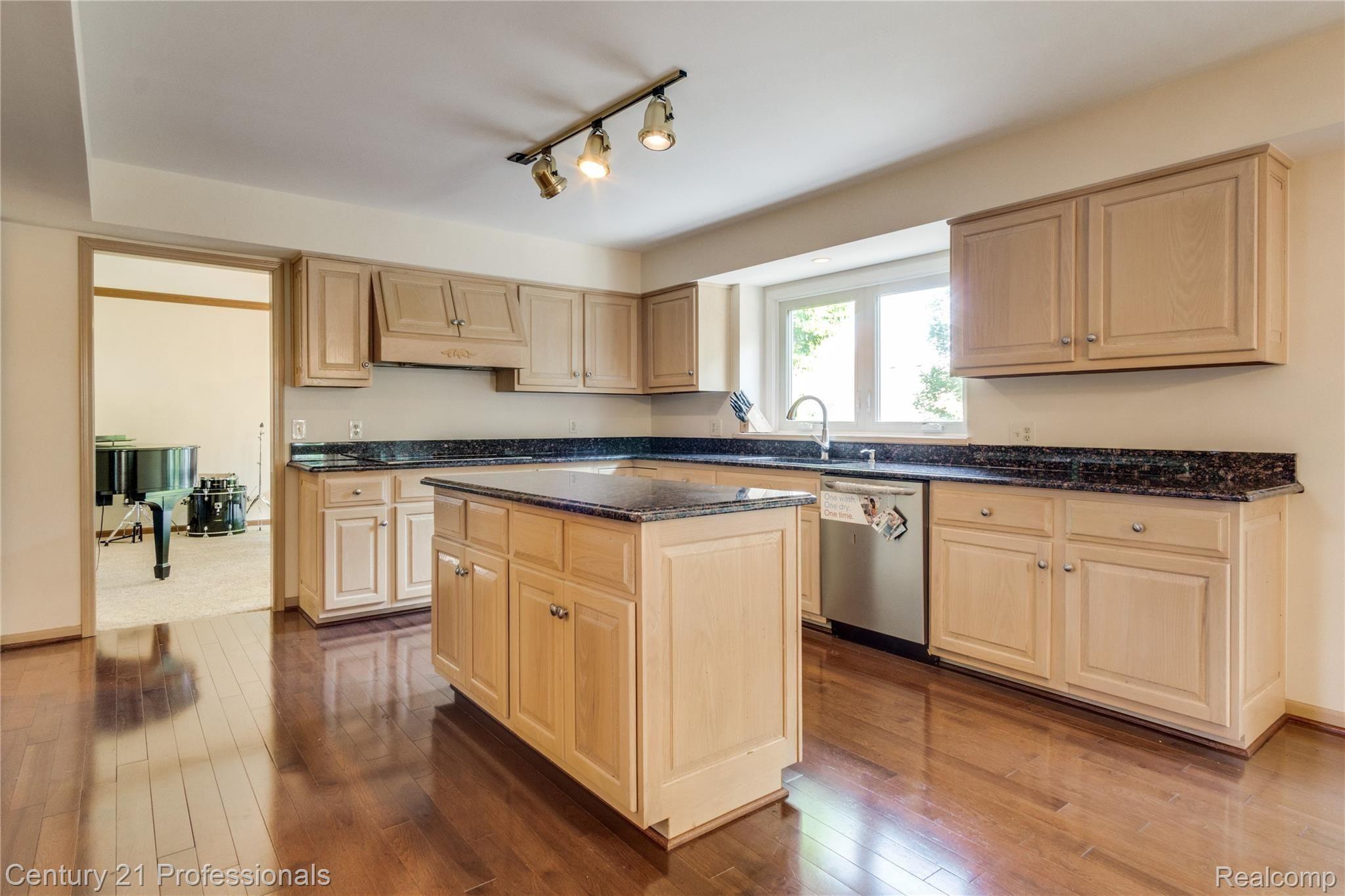 1059 Stony Pointe Boulevard Rochester, MI 48307 - Photo 31 of 74 Interiors (16 of 67).jpg