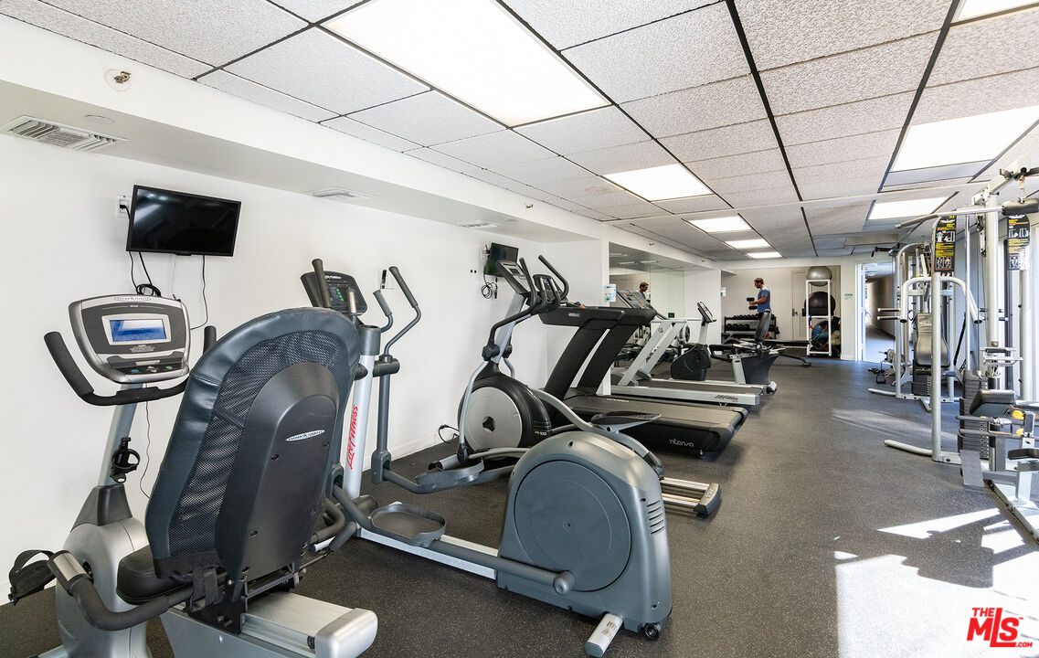 2910 Neilson Way, Unit 308 Santa Monica, CA 90405 - Photo 27 of 32 a view of a room with gym equipment