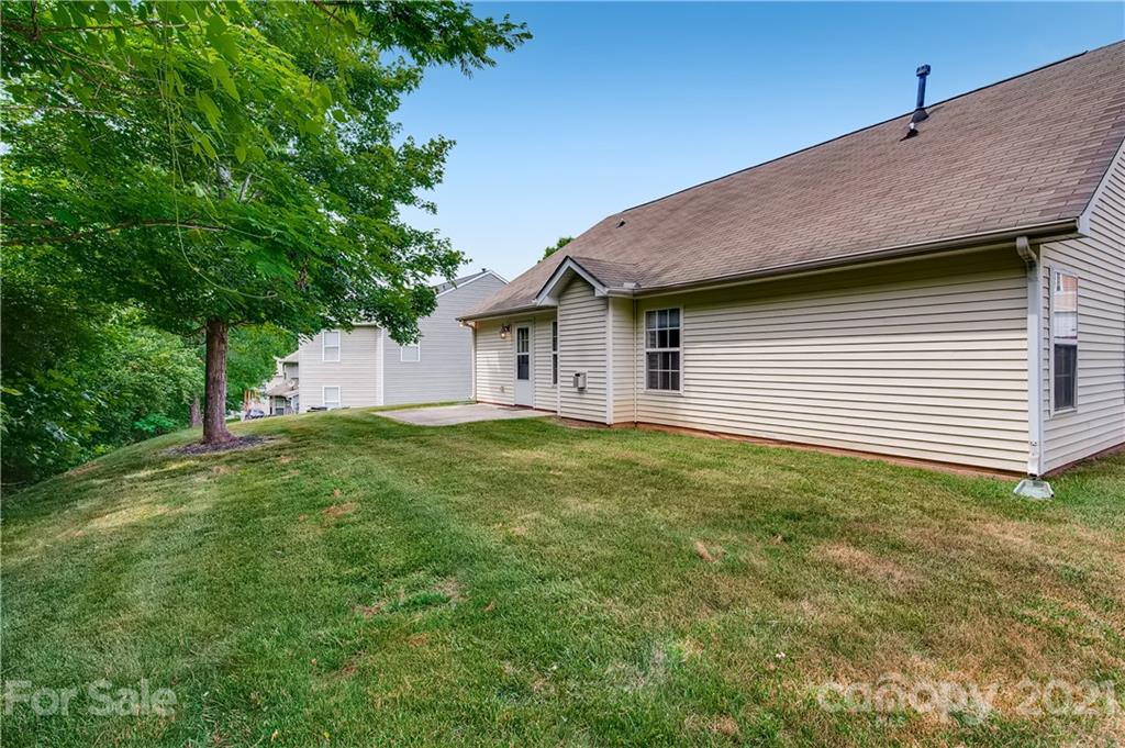 1416 Key Ridge Court Charlotte, NC 28216 - Photo 26 of 28 a backyard of a house with lots of green space