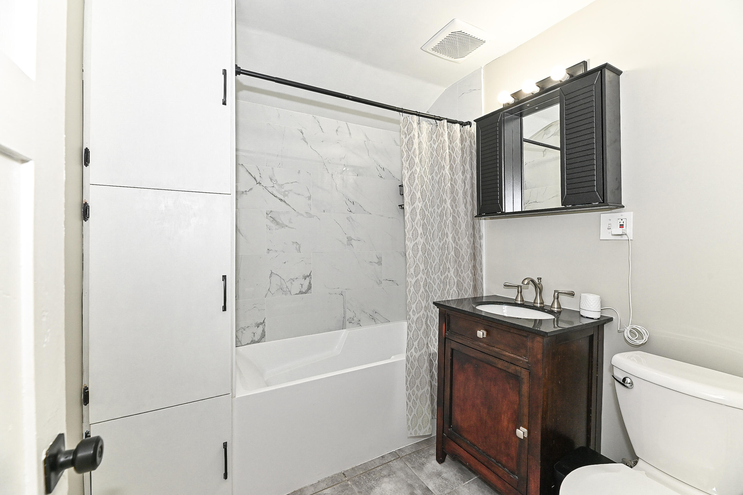 2031 Slauson Avenue Racine, WI 53403 - Photo 28 of 38 Upper full bathroom