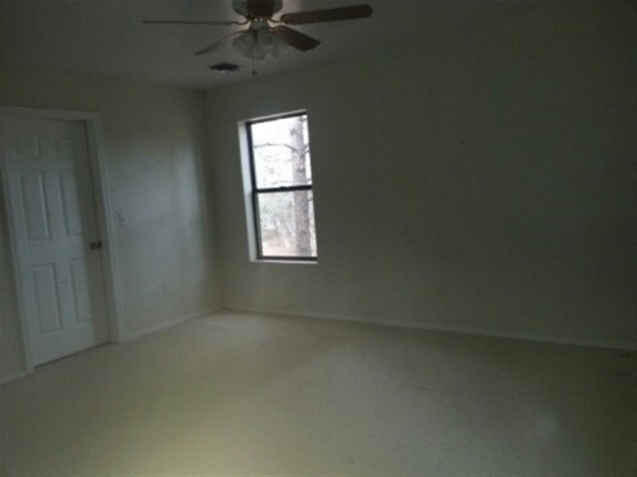 6243 Sutter Drive Lakeside, AZ 85929 - Photo 4 of 5 an empty room with a window