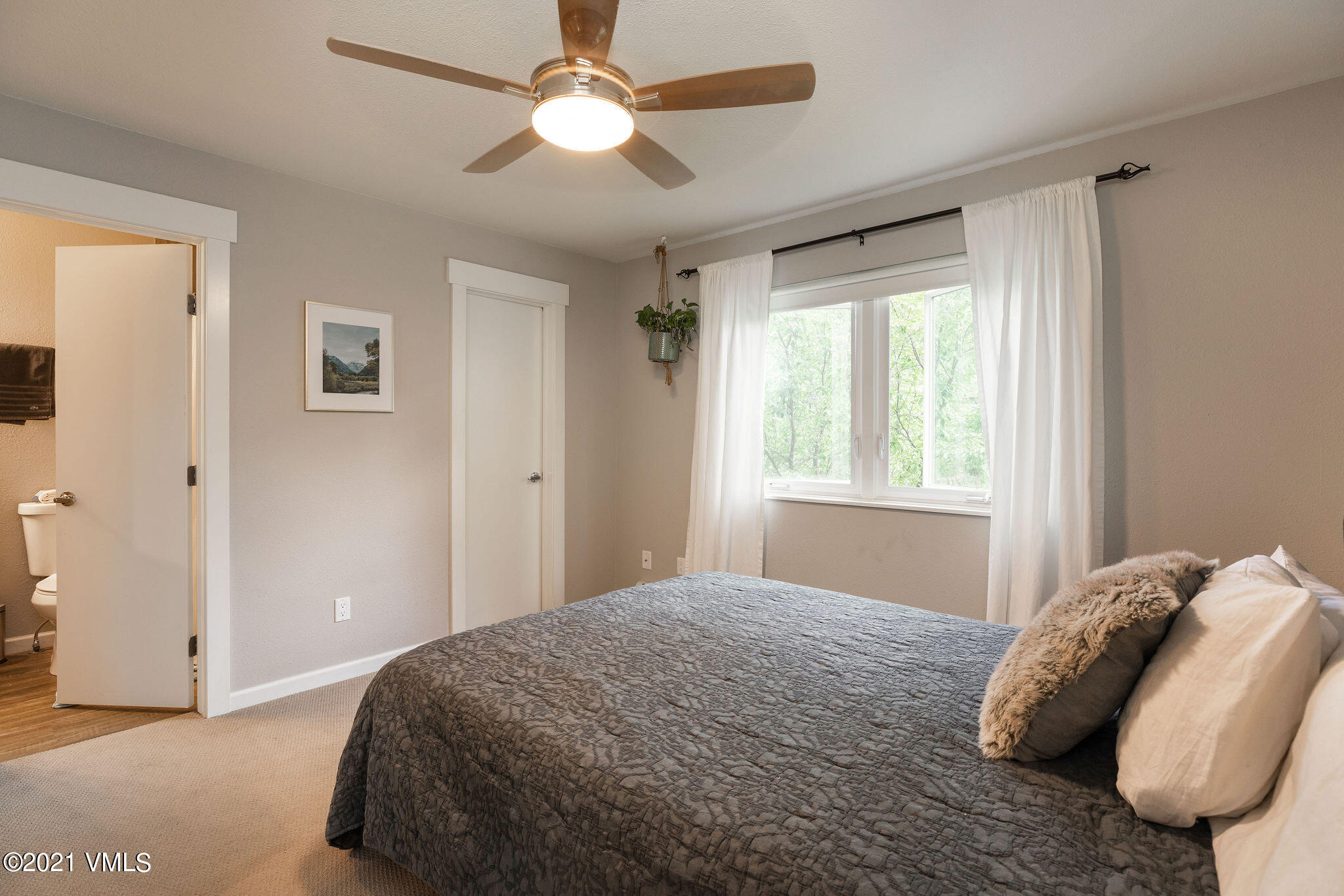 212 Eagle Road, Unit 3D Avon, CO 81620 - Photo 3 of 8 a bedroom with a large bed and a window