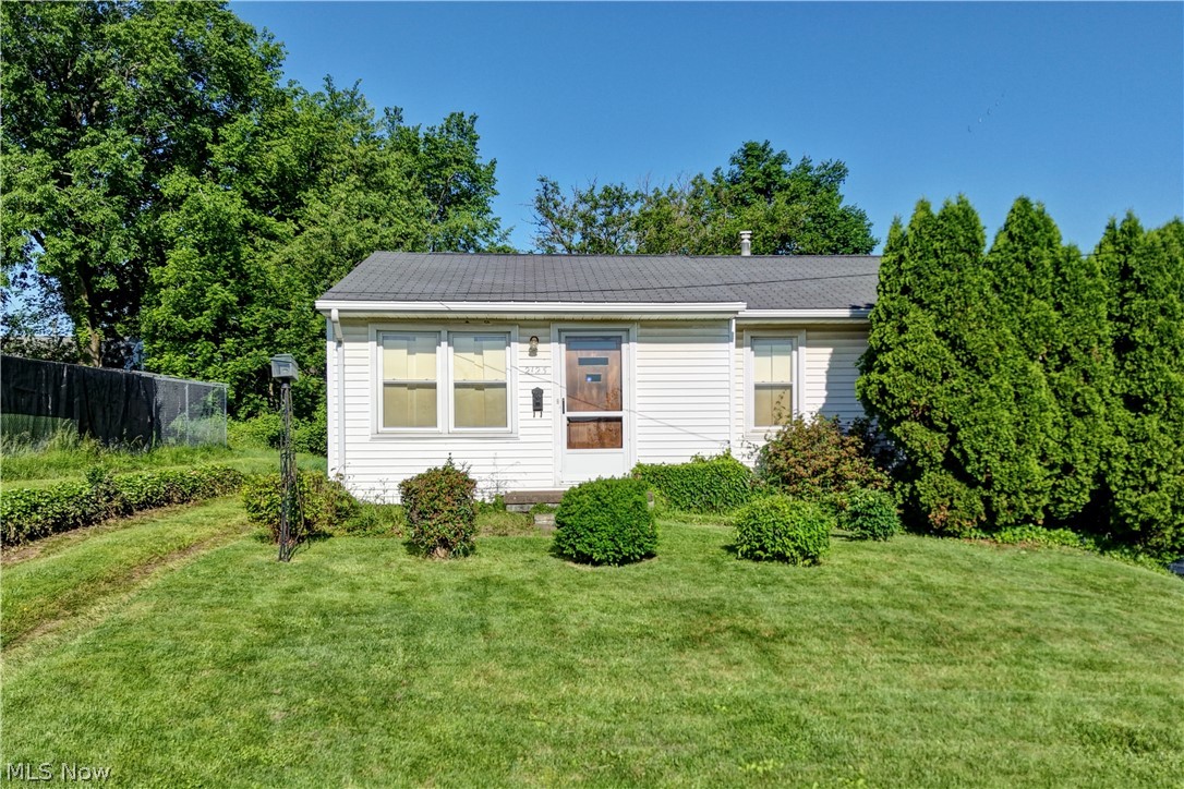 2123 Clearview Avenue Northwest Canton, OH 44708 - Photo 2 of 28