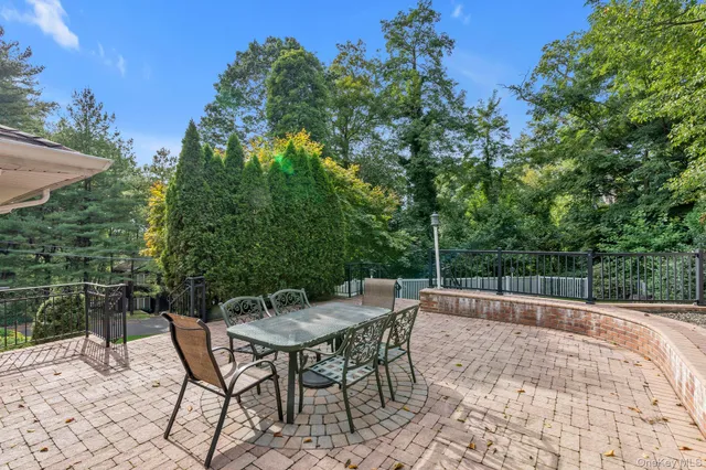 $1,700,000 | 1 Crystal Drive, Great Neck, NY 11021