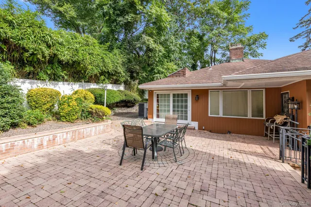 $1,700,000 | 1 Crystal Drive, Great Neck, NY 11021