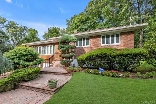 $1,700,000 | 1 Crystal Drive, Great Neck, NY 11021