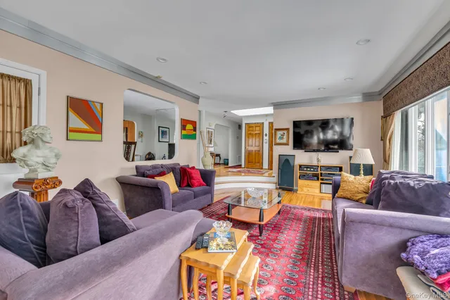 $1,700,000 | 1 Crystal Drive, Great Neck, NY 11021