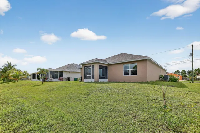 a view of a house with backyard and garden