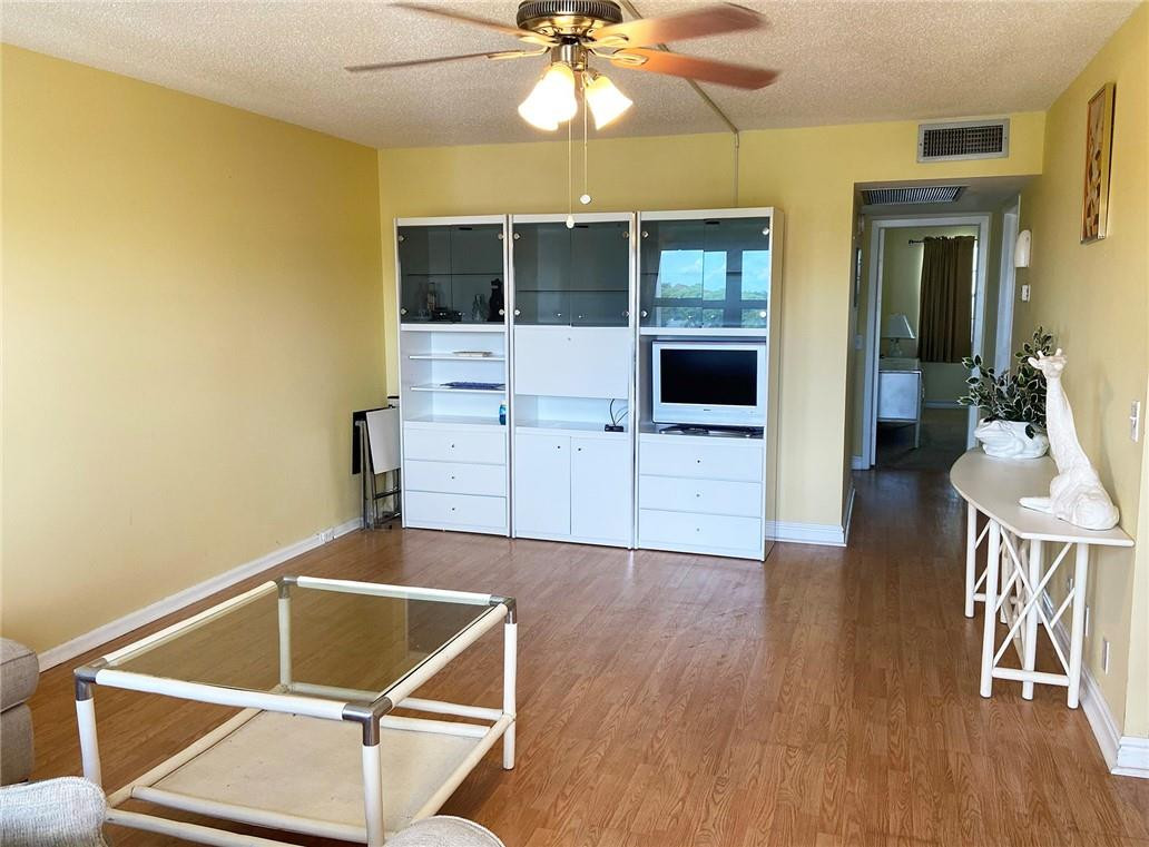 3035 Guildford East, Unit 3035 Boca Raton, FL 33434 - Photo 4 of 21 Living Room