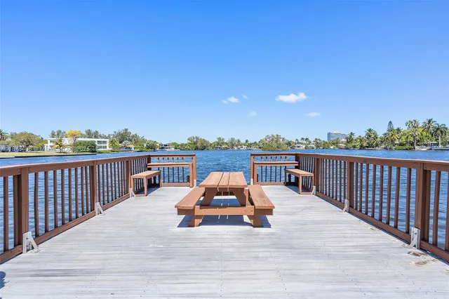 $2,490,000 | 2531 Northeast 195th Street, Aventura, FL 33180