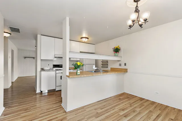 $195,000 | 60 Bright Oaks Circle, Unit 1, Cary, IL 60013