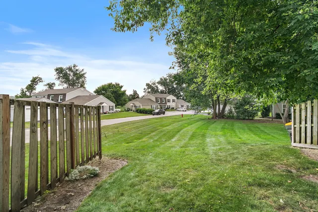 $195,000 | 60 Bright Oaks Circle, Unit 1, Cary, IL 60013