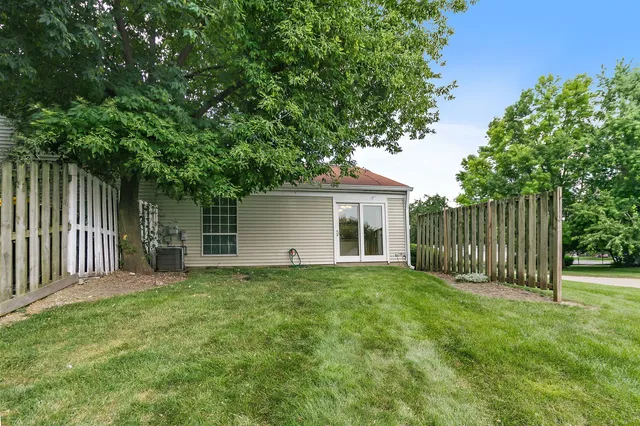 $195,000 | 60 Bright Oaks Circle, Unit 1, Cary, IL 60013