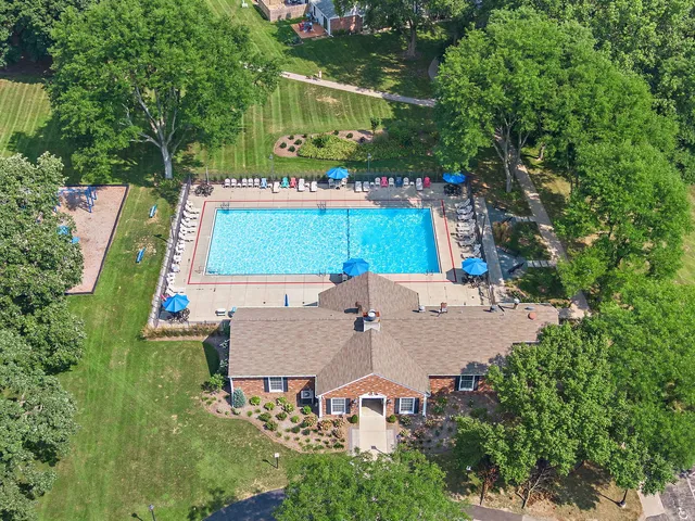 $195,000 | 60 Bright Oaks Circle, Unit 1, Cary, IL 60013