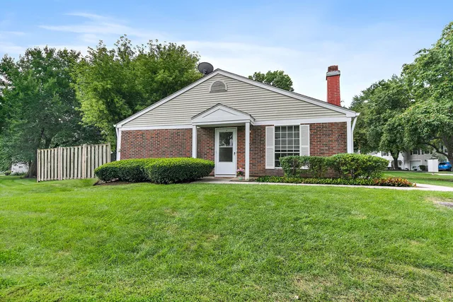 $195,000 | 60 Bright Oaks Circle, Unit 1, Cary, IL 60013
