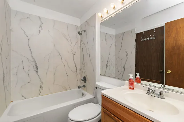 $195,000 | 60 Bright Oaks Circle, Unit 1, Cary, IL 60013