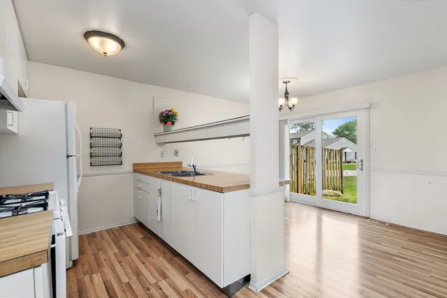 $195,000 | 60 Bright Oaks Circle, Unit 1, Cary, IL 60013