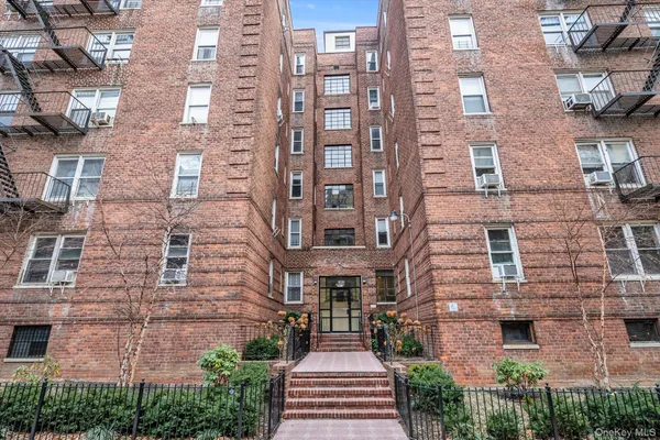 $265,000 | 2080 Barnes Avenue, Unit 6F | Pelham Parkway