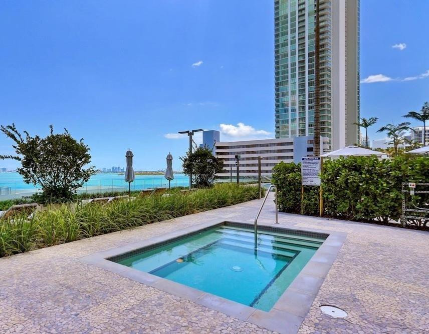 650 Northeast 32nd Street, Unit 4307 Miami, FL 33137 - Photo 27 of 46 Jacuzzi