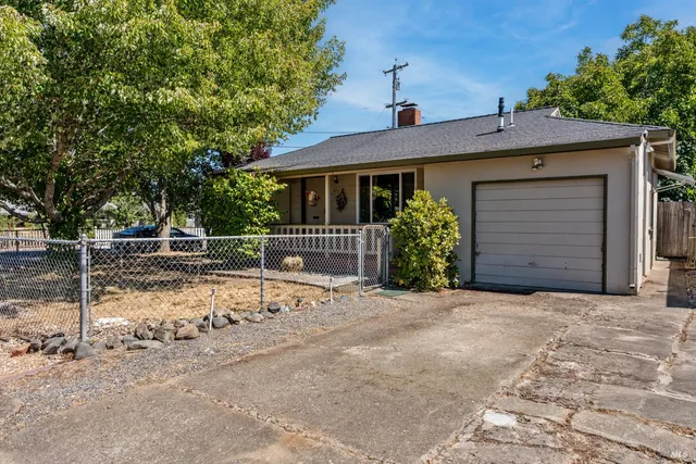$329,900 | 611 Hawthorne Lane, Willits, CA 95490