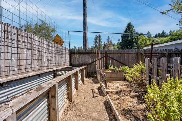 $329,900 | 611 Hawthorne Lane, Willits, CA 95490