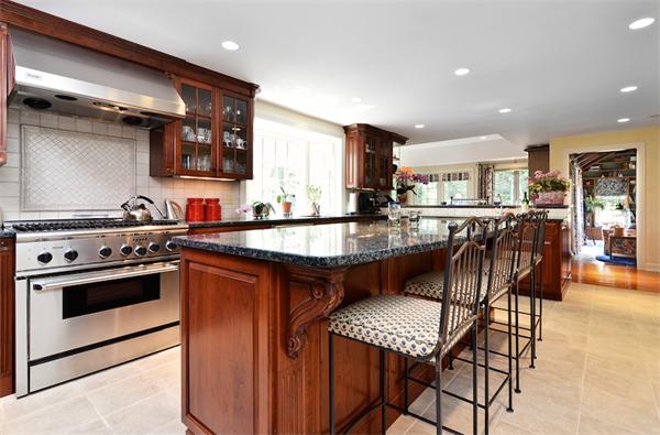 662 Salem End Road Framingham, MA 01702 - Photo 2 of 29 Gallery Image 2